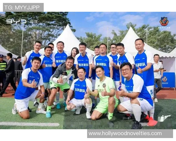 足球明星齐聚一堂高清合影展现绿茵场上的荣耀与激情